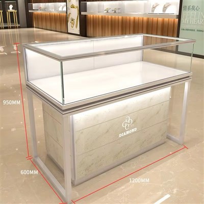LuxeFrame осветена мраморна витрина за бижута с повдигната витрина