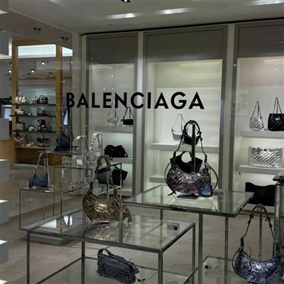 Магазин за търговия на дребно MDF метална чанта за дисплей и стелажи за показване на дрехи