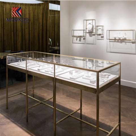 Бутиков стъклен дисплей с бижута с рафтове